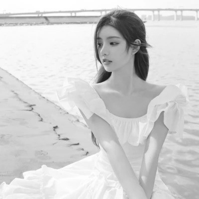 黑白头像女气质干净高清图片