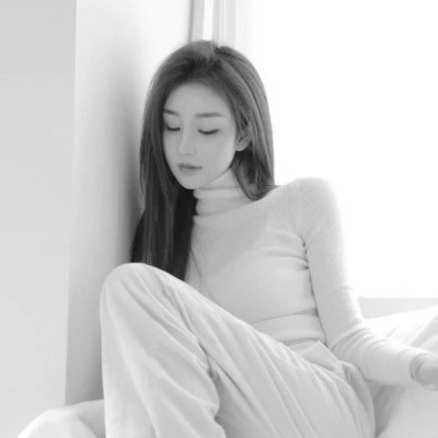 黑白头像女气质干净高清图片