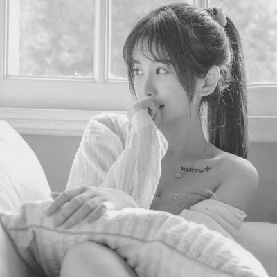 黑白头像女气质干净高清图片