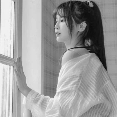 美女黑白系女生头像图片