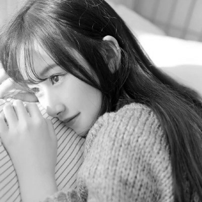 美女黑白系女生头像图片