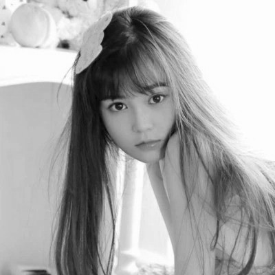 美女黑白系女生头像图片