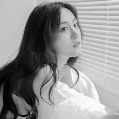 美女黑白系女生头像图片