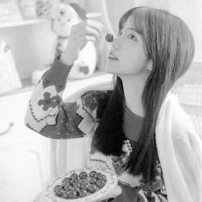 美女黑白系女生头像图片