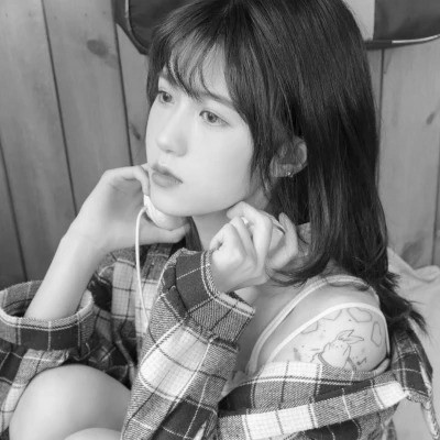 美女黑白系女生头像图片