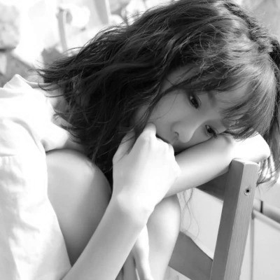 美女黑白系女生头像图片