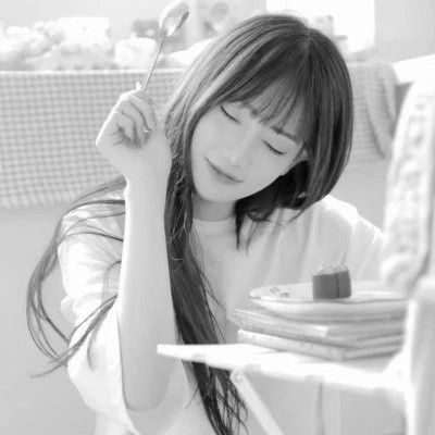 美女黑白系女生头像图片
