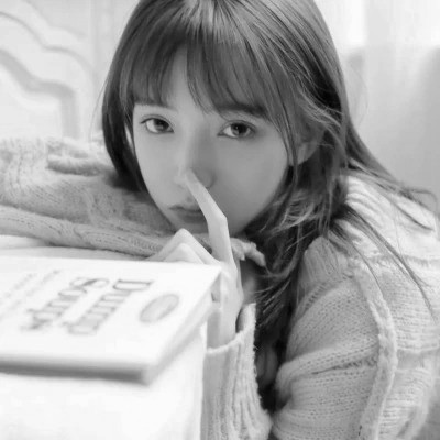 美女黑白系女生头像图片