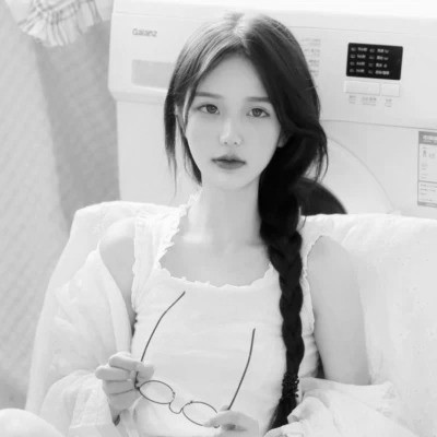 美女黑白系女生头像图片