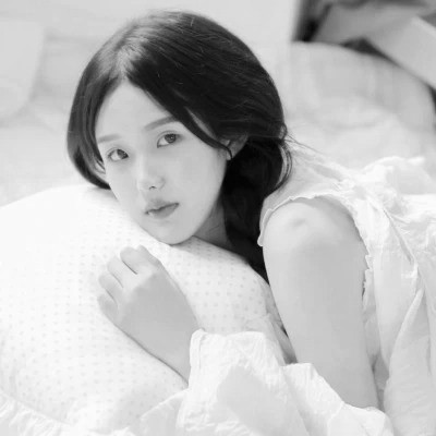 美女黑白系女生头像图片