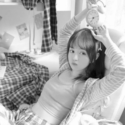 美女黑白系女生头像图片