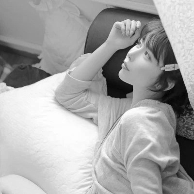 美女黑白系女生头像图片