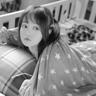 美女黑白系女生头像图片