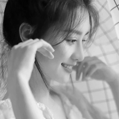 美女黑白系女生头像图片