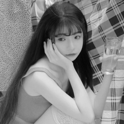美女黑白系女生头像图片