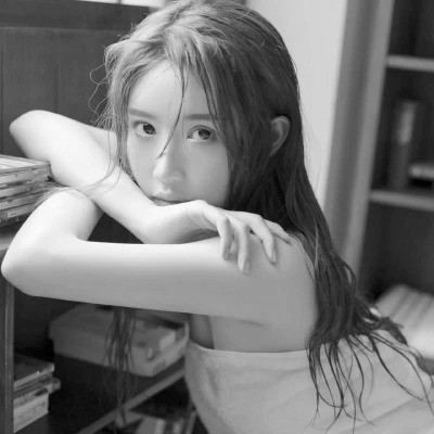 美女黑白系女生头像图片