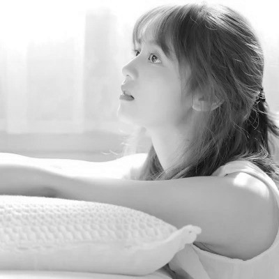 美女黑白系女生头像图片