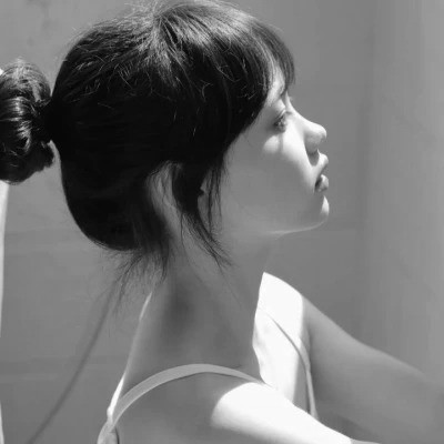 美女黑白系女生头像图片