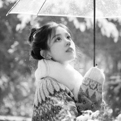 美女黑白系女生头像图片