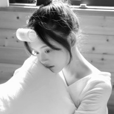 美女黑白系女生头像图片