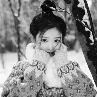 美女黑白系女生头像图片