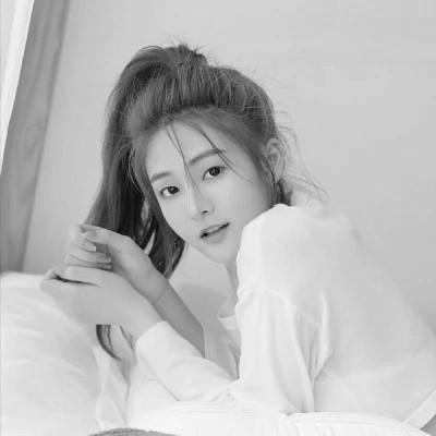 美女黑白系女生头像图片