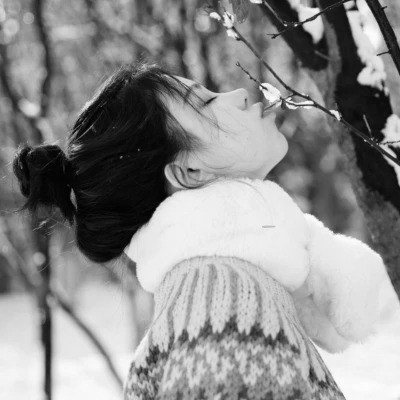 美女黑白系女生头像图片
