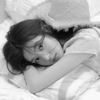 美女黑白系女生头像图片