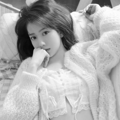 美女黑白系女生头像图片