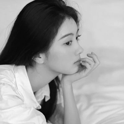 美女黑白系女生头像图片