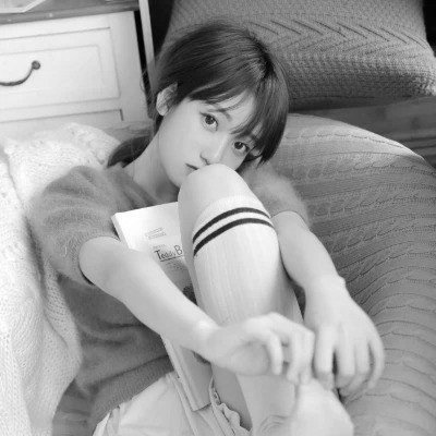 美女黑白系女生头像图片
