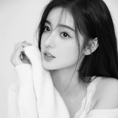 美女黑白系女生头像图片