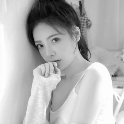 美女黑白系女生头像图片