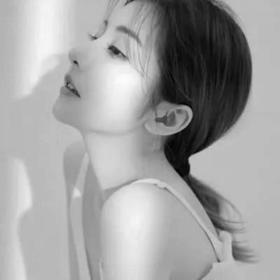 美女黑白系女生头像图片