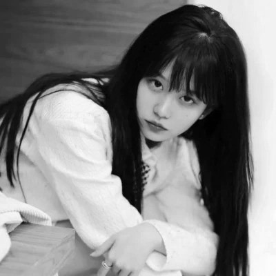 美女黑白系女生头像图片