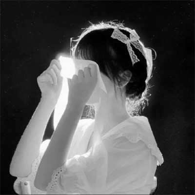美女黑白系女生头像图片
