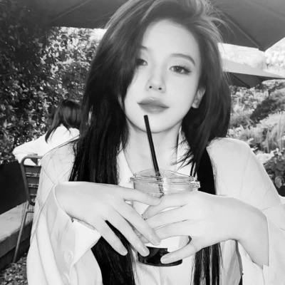 优质女生头像高清黑白图片
