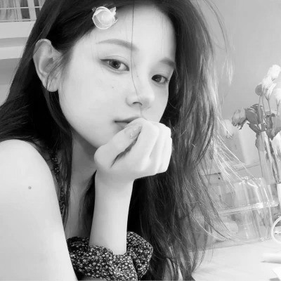 优质女生头像高清黑白图片