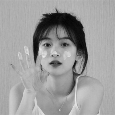 真人女生头像可爱呆萌黑白图片