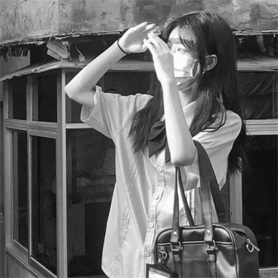 真人女生头像可爱呆萌黑白图片