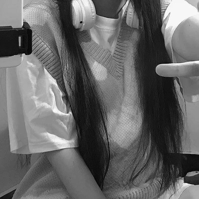 真人女生头像可爱呆萌黑白图片