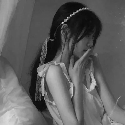 真人女生头像可爱呆萌黑白图片