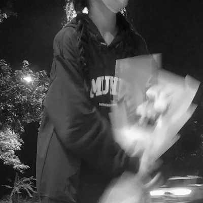 真人女生头像可爱呆萌黑白图片