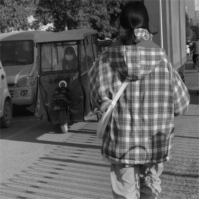真人女生头像可爱呆萌黑白图片