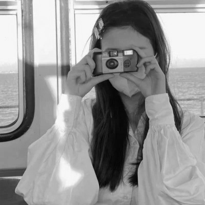 真人女生头像可爱呆萌黑白图片