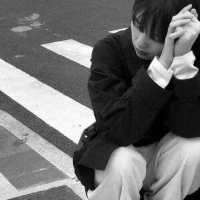 真人女生头像可爱呆萌黑白图片