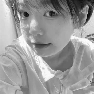 真人女生头像可爱呆萌黑白图片