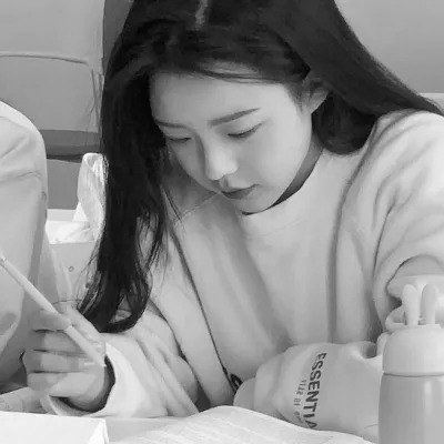 真人女生头像可爱呆萌黑白图片