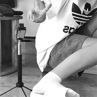 真人女生头像可爱呆萌黑白图片