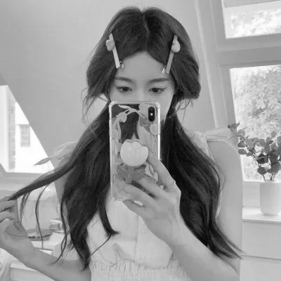 真人女生头像可爱呆萌黑白图片
